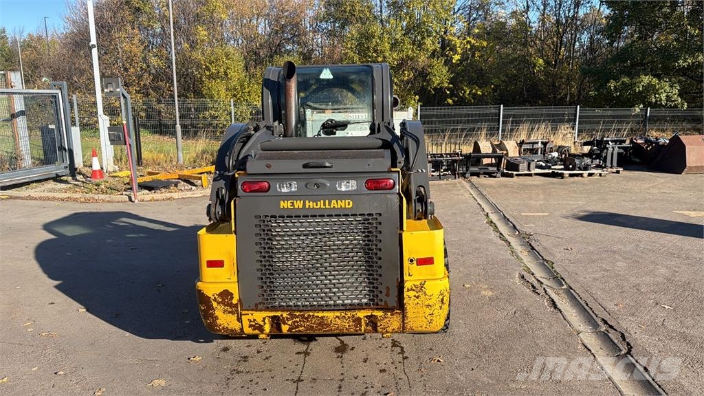 New Holland L320 لوادر انزلاقية التوجيه