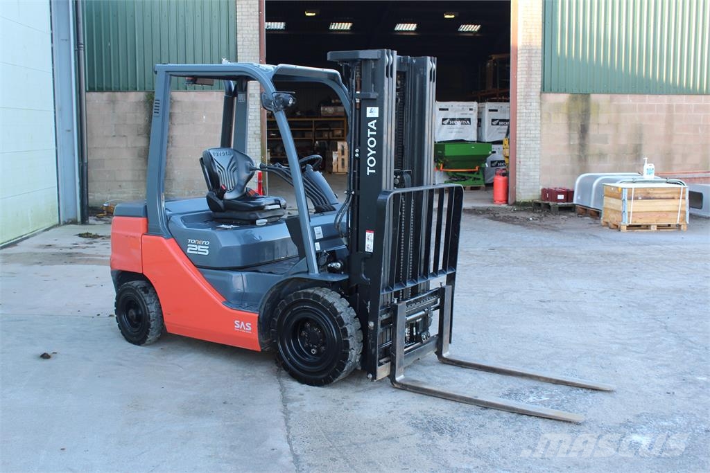 Toyota Tonero 2.5T Targoncák-Egyéb