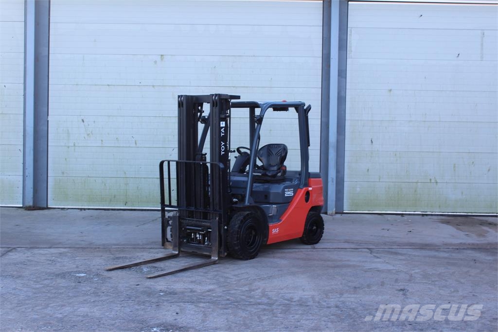 Toyota Tonero 2.5T Targoncák-Egyéb