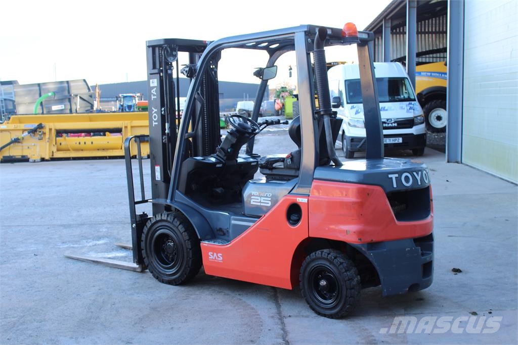Toyota Tonero 2.5T Targoncák-Egyéb