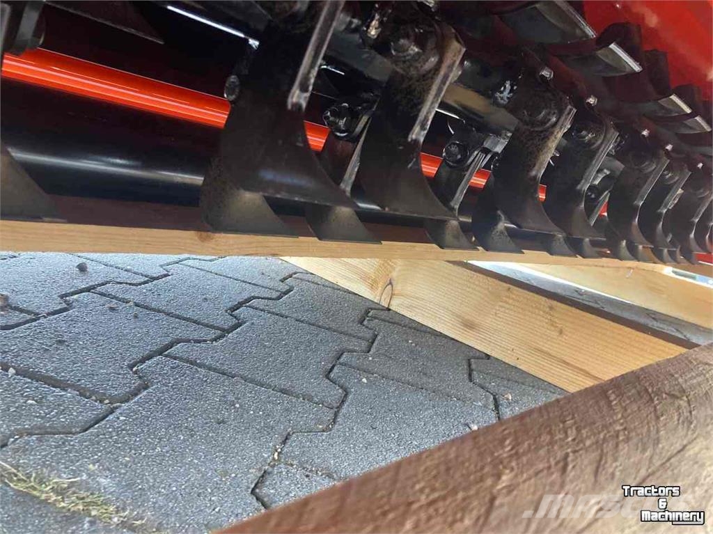 Kubota Koala 1000 klepelmaaiers verticuteermachine lever معدات العناية بالأرض - غير ذلك