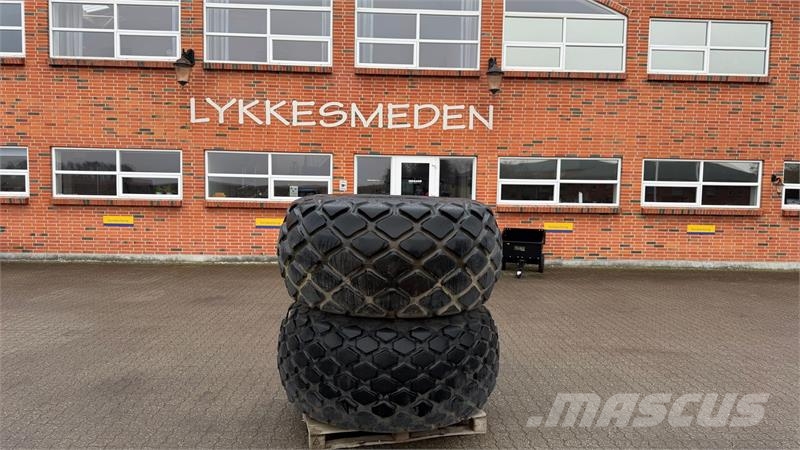 Goodyear 28.1 X 26 Tyres, wheels and rims