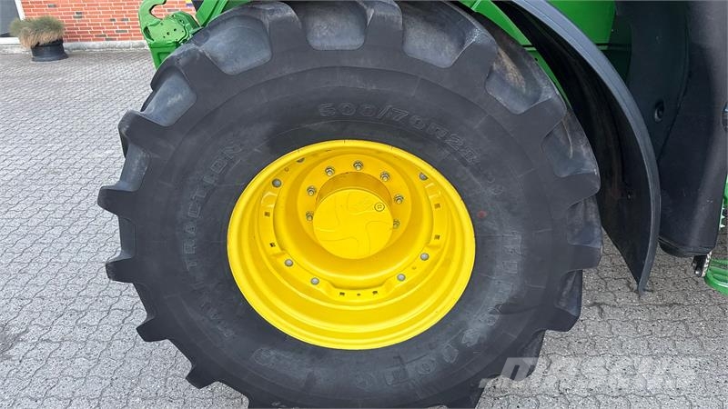 John Deere 6215R Traktory