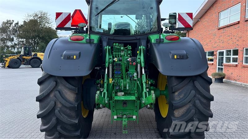 John Deere 6215R Traktory