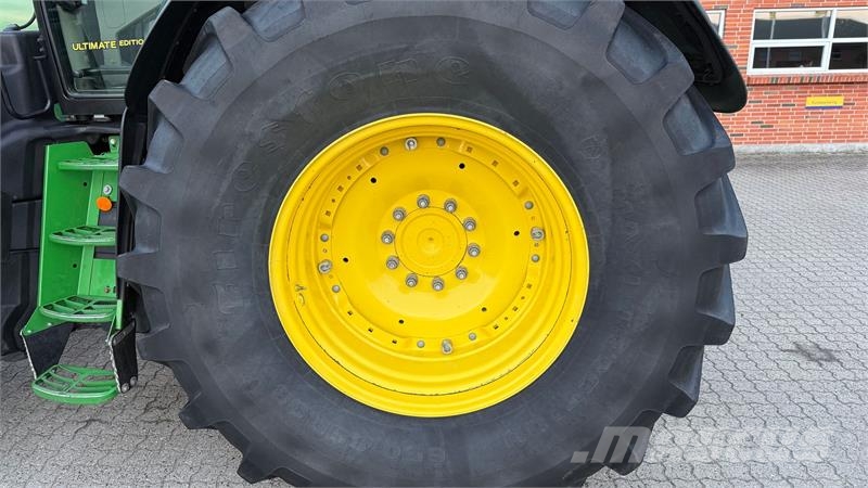 John Deere 6215R Traktory