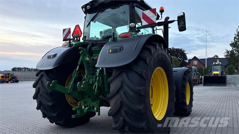 John Deere 6215R Traktory