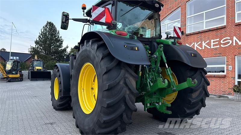 John Deere 6215R Traktory