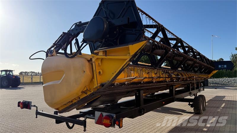 New Holland CR9080 SLH Elevation + 35” VarioFeed HD Ceifeiras debulhadoras