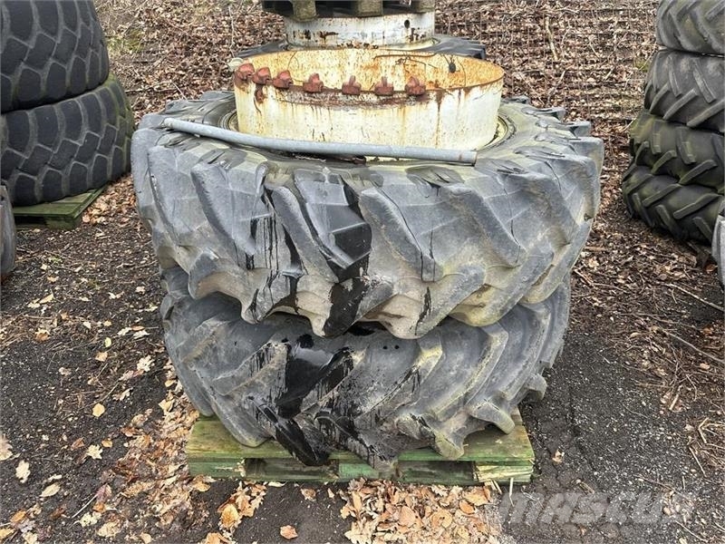 Pirelli 18.4 R38 Opony, koła i felgi