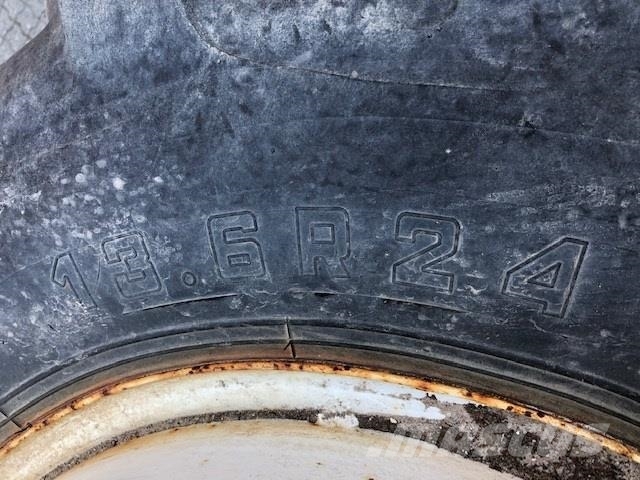 Schaad 14.9-38 타이어, 휠 및 림