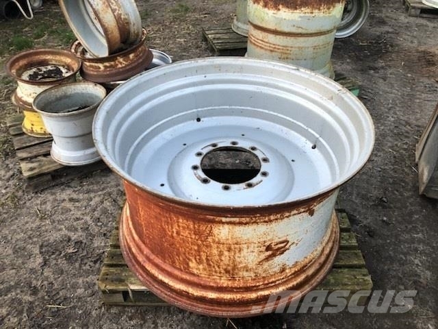 Titan 23x42 10 huls fra NH T7.315 Tyres, wheels and rims
