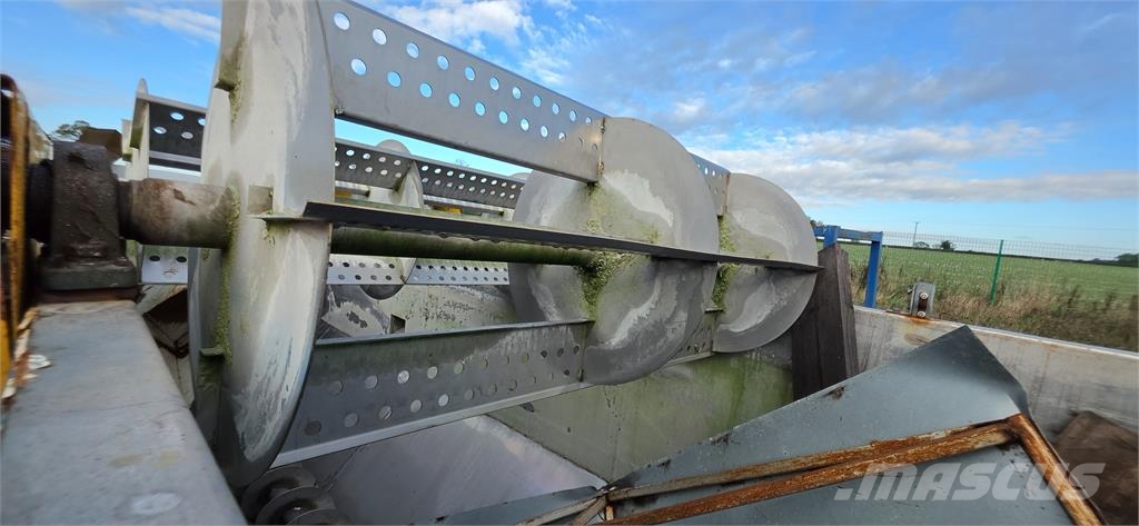  Float Sink Tanks x 2 معدة فرز -> معدة فرز المخلفات