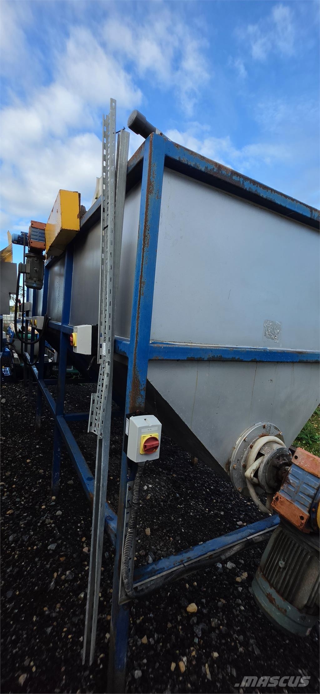  Float Sink Tanks x 2 معدة فرز -> معدة فرز المخلفات