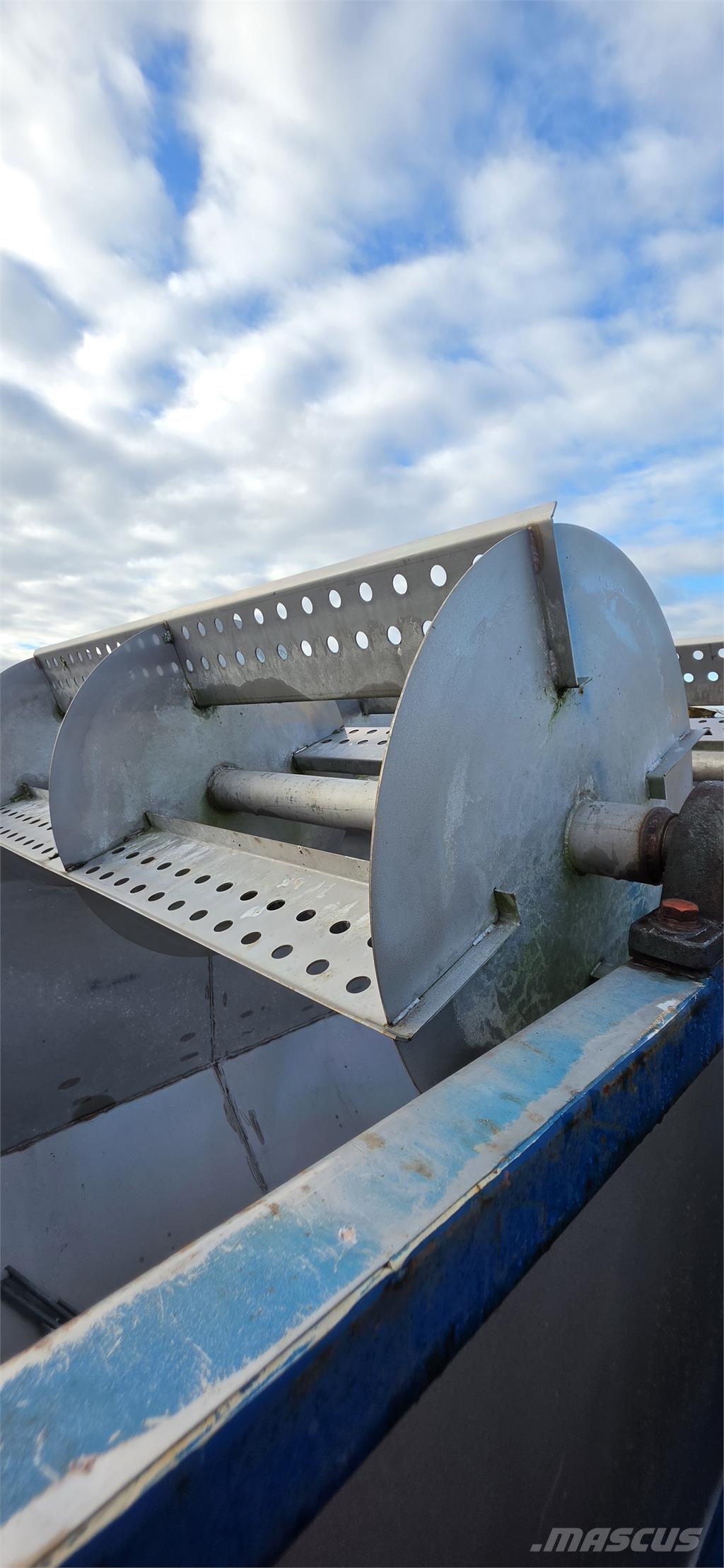  Float Sink Tanks x 2 معدة فرز -> معدة فرز المخلفات