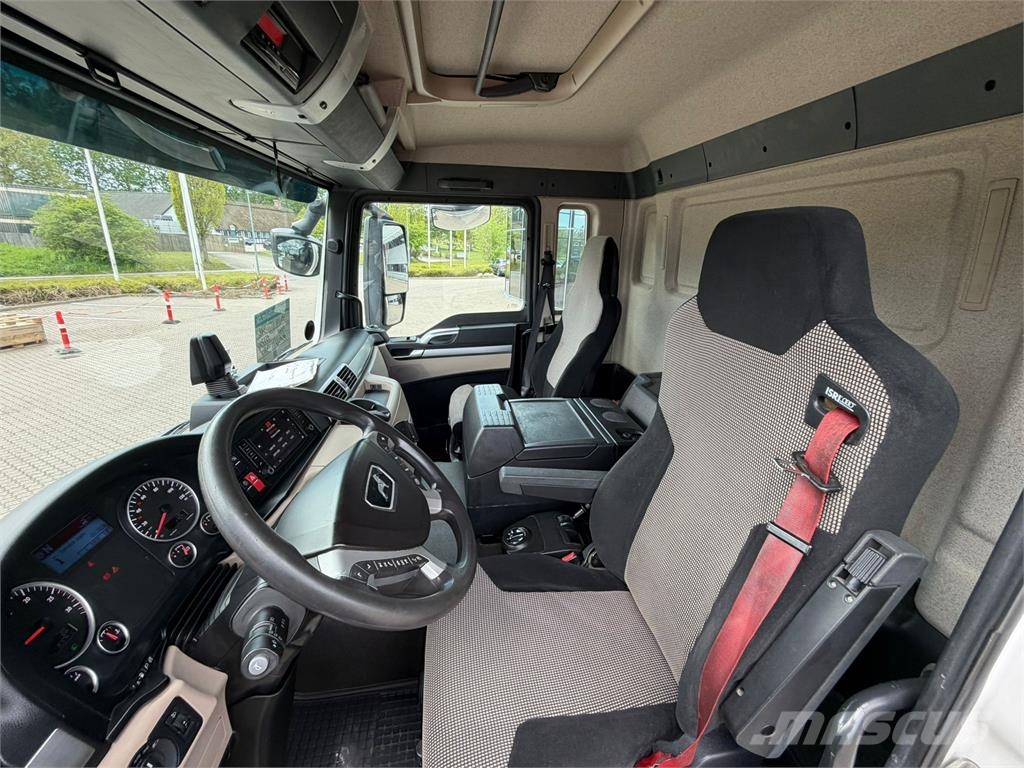 MAN TGS 35.320 8x2-6 Camiones caja cerrada