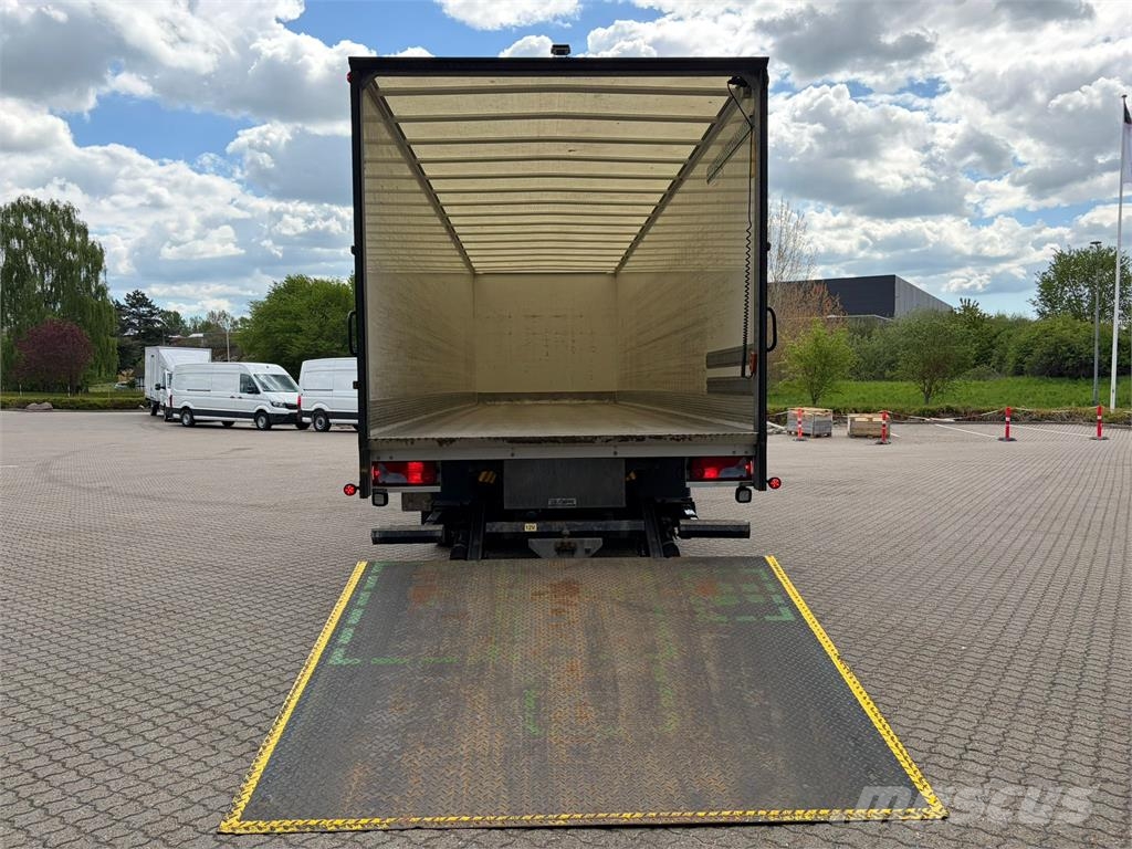 MAN TGS 35.320 8x2-6 Camiones caja cerrada