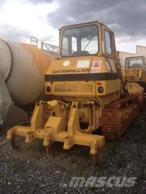 CAT 955K لوادر بعجل