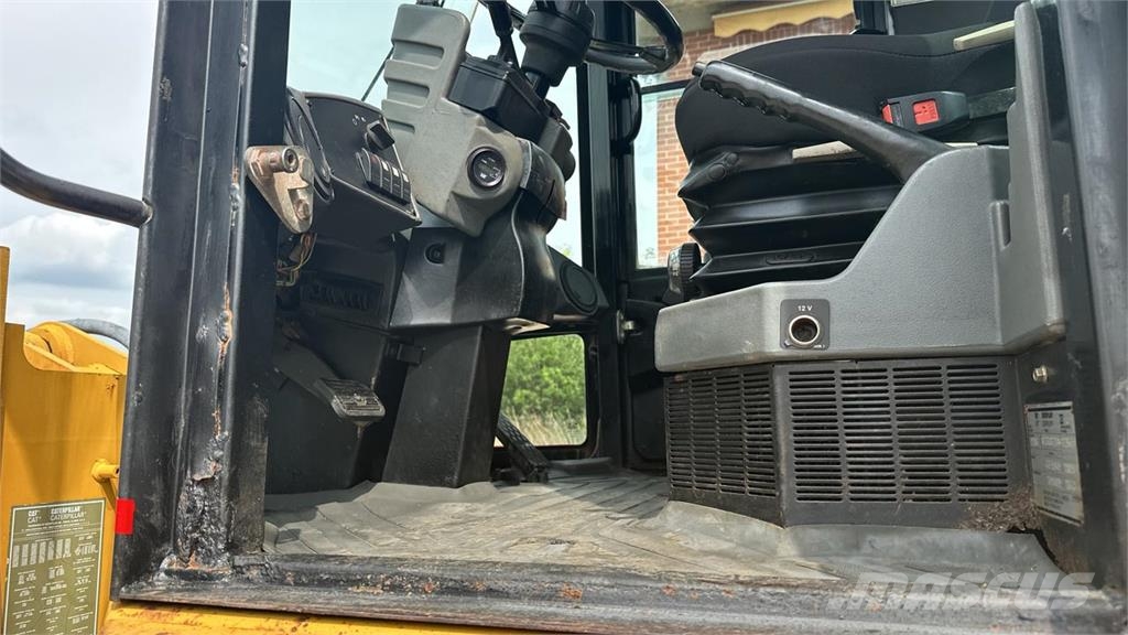 CAT 928G Iekrāvēji uz riteņiem