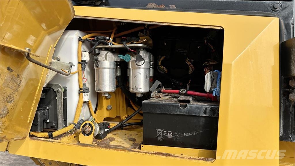 CAT D6K2LGP Верижни булдозери