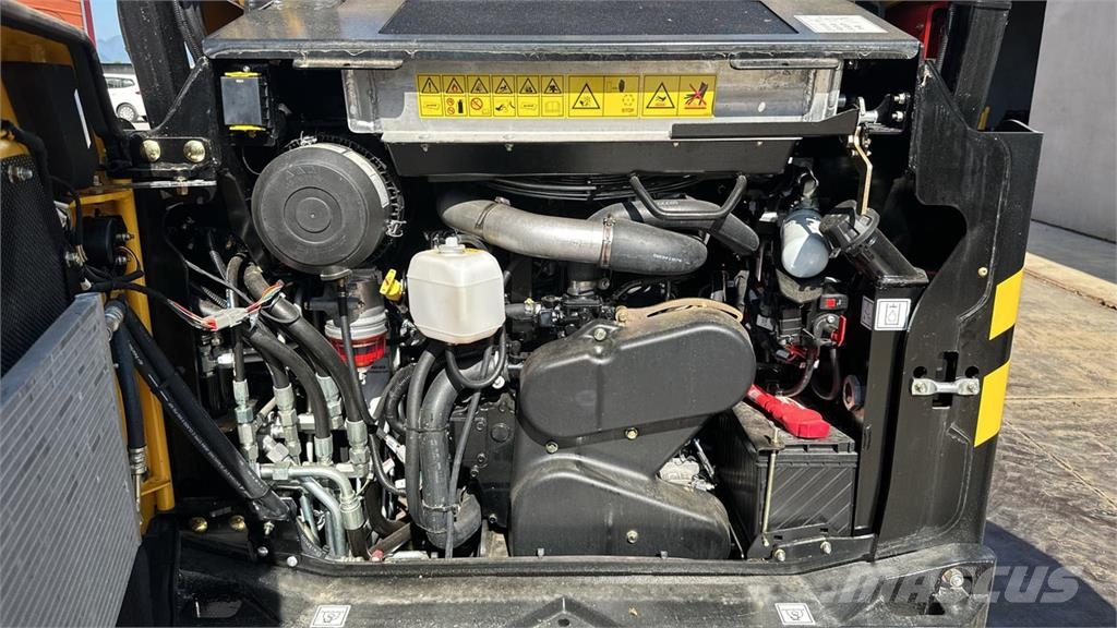 Gehl VT275 لوادر انزلاقية التوجيه