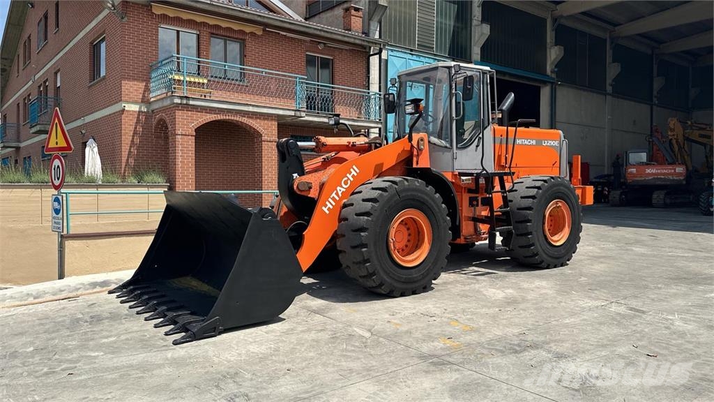 Hitachi LX210E لوادر بعجل