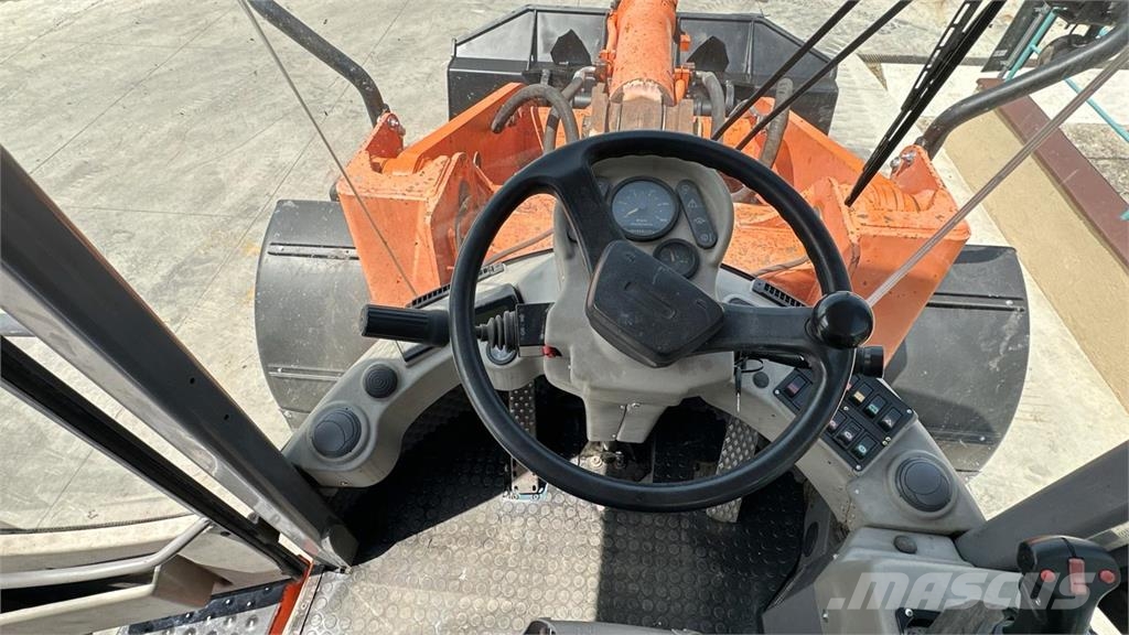 Hitachi LX210E لوادر بعجل