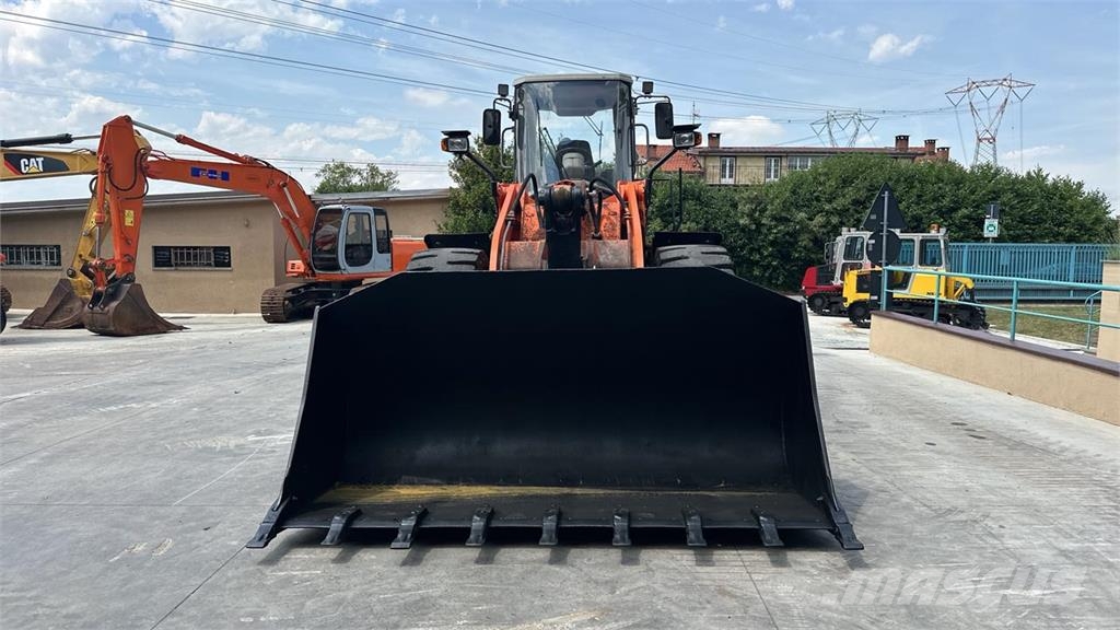 Hitachi LX210E لوادر بعجل