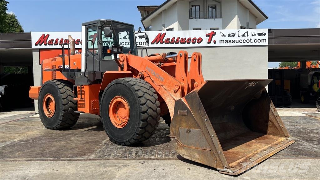 Hitachi ZW330 Kolesni nakladalci