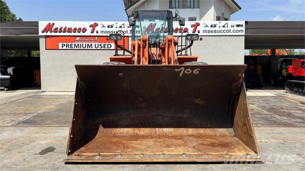 Hitachi ZW330 Kolesni nakladalci