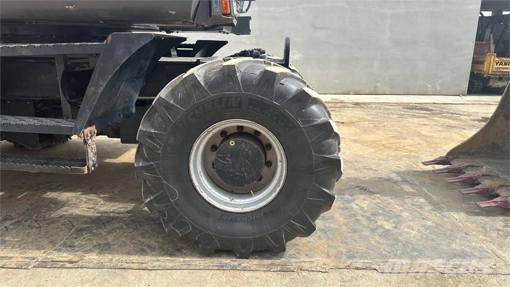 Hitachi ZX140WT-3 حفارات بعجل