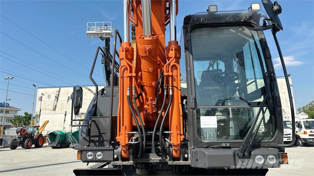 Hitachi ZX220W-7 حفارات بعجل