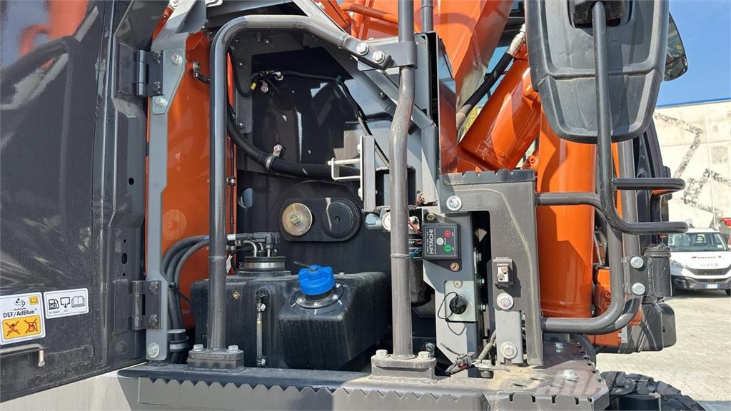 Hitachi ZX220W-7 حفارات بعجل