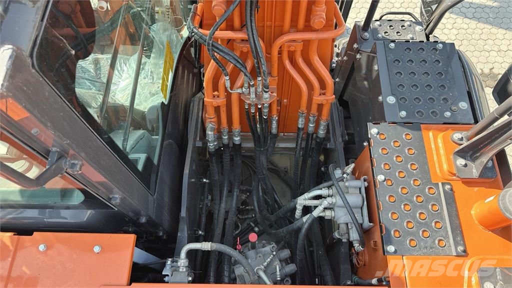 Hitachi ZX220W-7 حفارات بعجل