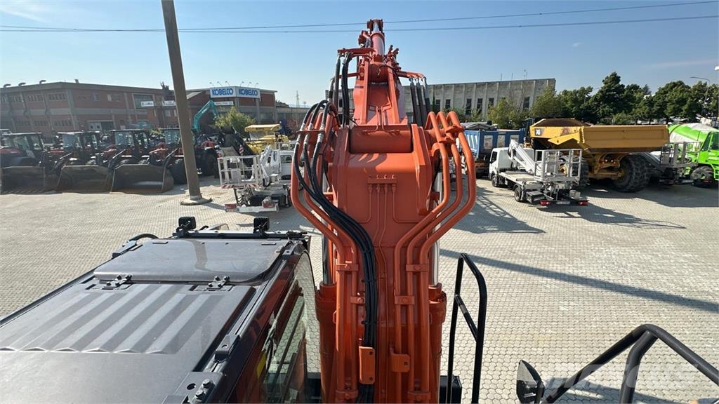 Hitachi ZX220W-7 حفارات بعجل