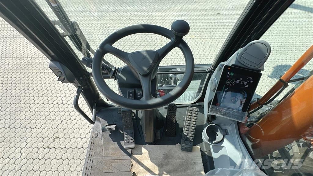 Hitachi ZX220W-7 حفارات بعجل