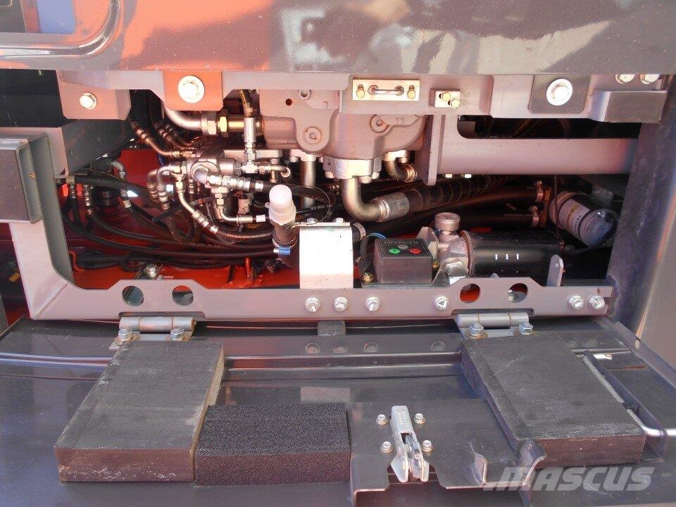 Hitachi ZX225-US6 Escavatori cingolati