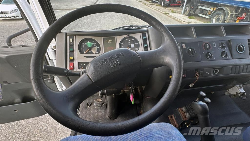 MAN LE280B 4x4 Вантажівки / спеціальні
