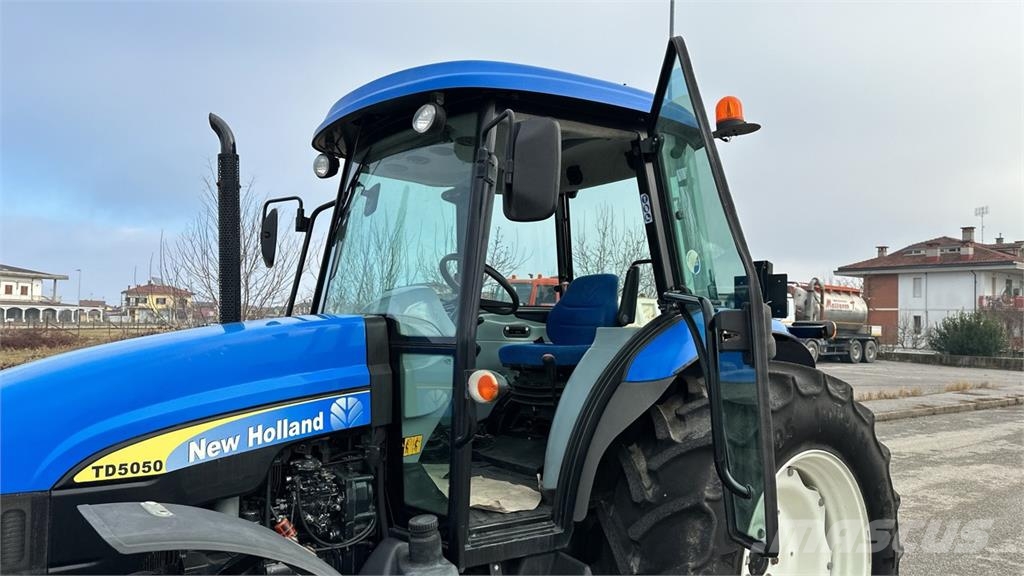 New Holland TD5050 4X4 推雪机