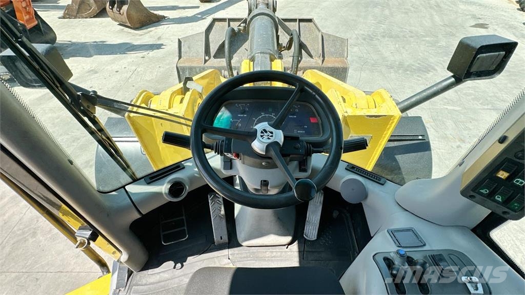 New Holland W270 لوادر بعجل