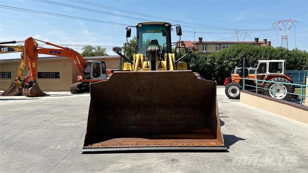 New Holland W270 لوادر بعجل