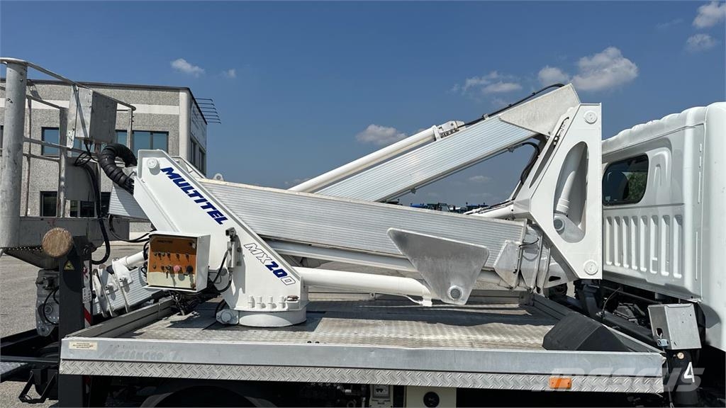 Nissan 35.11 Multitel MX200 Plataformas sobre camión