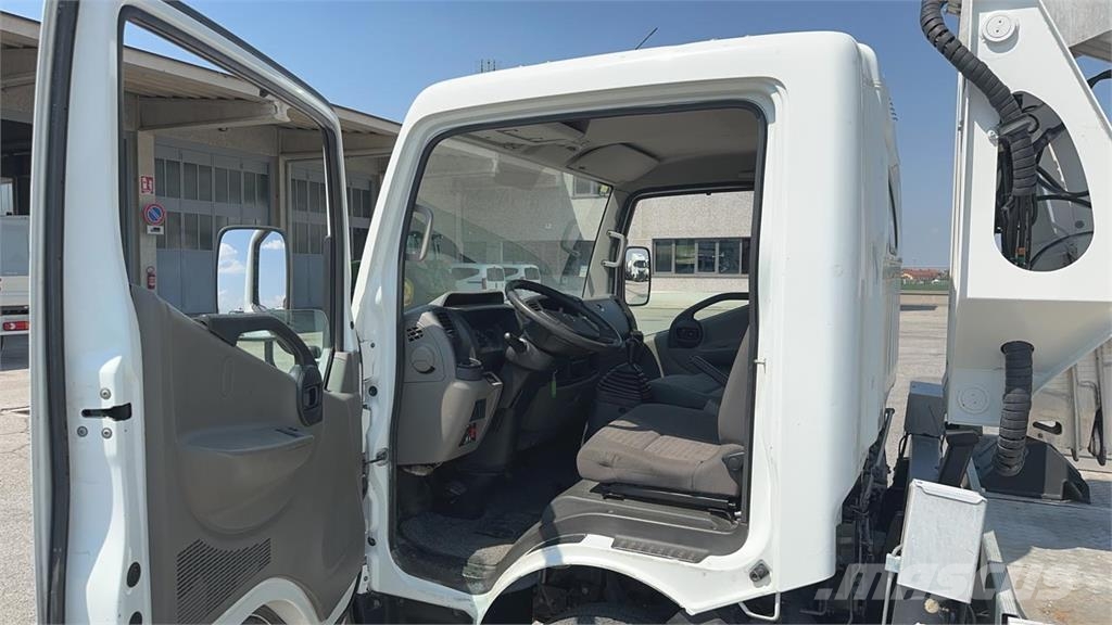 Nissan 35.11 Multitel MX200 Plataformas sobre camión