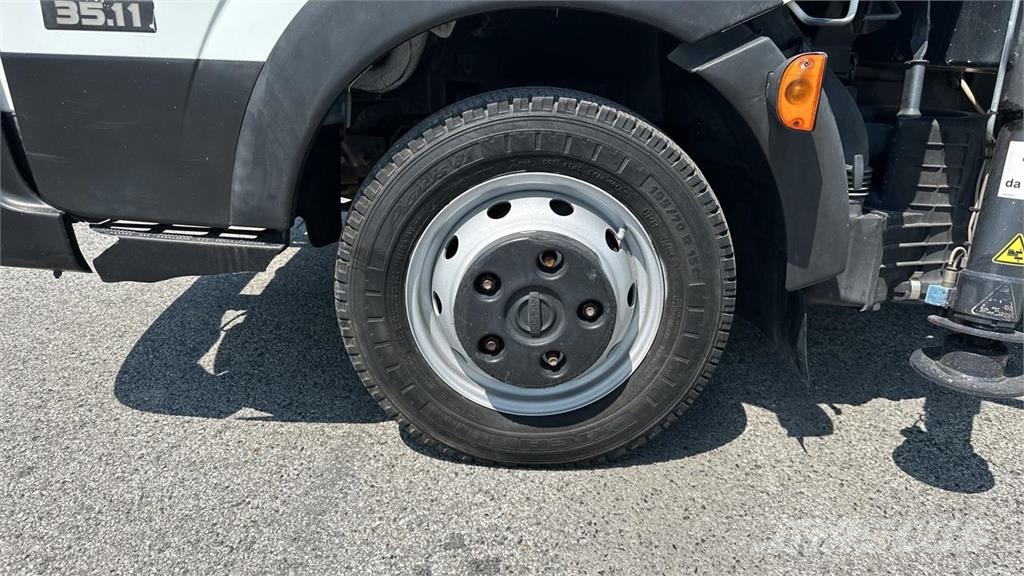 Nissan 35.11 Multitel MX200 Plataformas sobre camión