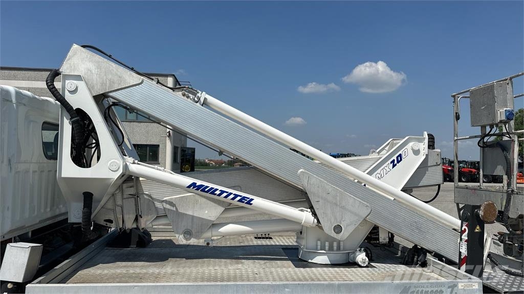 Nissan 35.11 Multitel MX200 Plataformas sobre camión