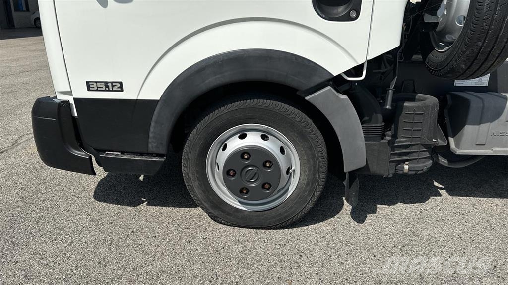 Nissan Barin ABC 60-S المنصات الهوائية المثبتة على شاحنة
