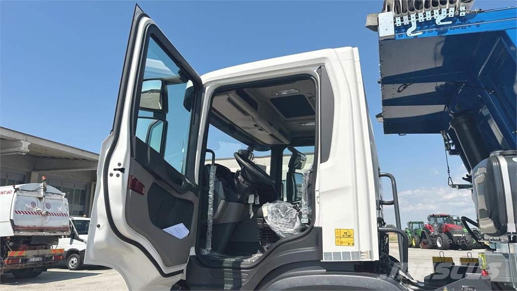 Scania P500 XT 8x4 شاحنات أخرى