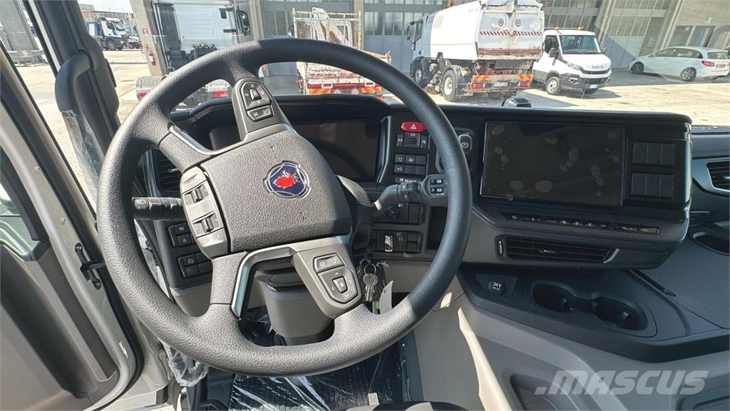 Scania P500 XT 8x4 شاحنات أخرى