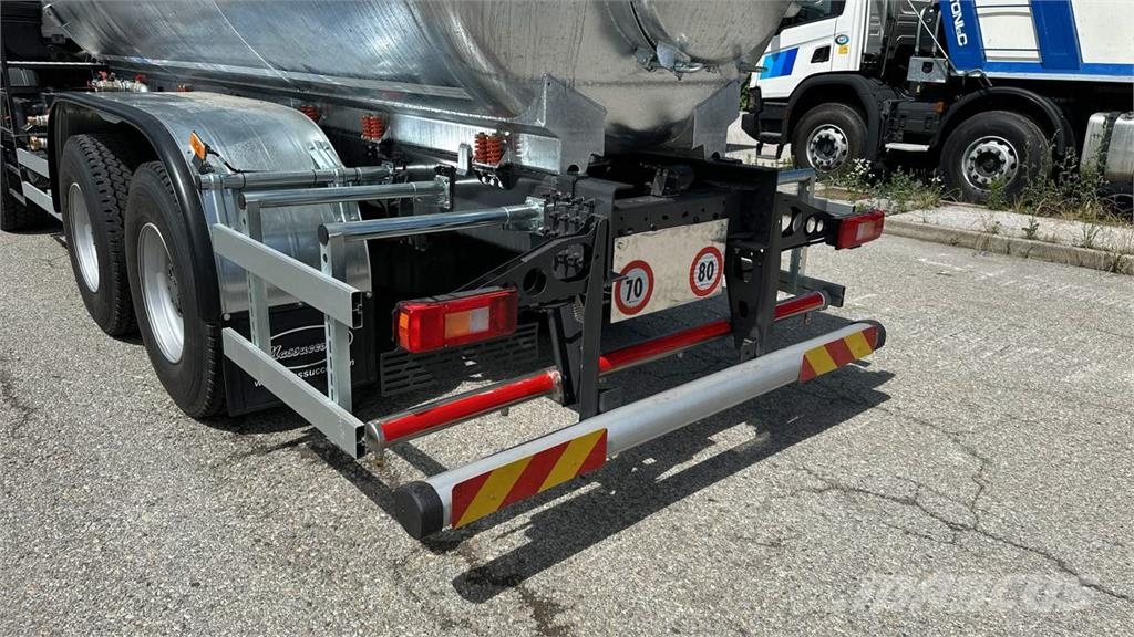 Volvo FMX 6X6 油罐车