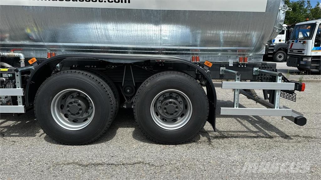 Volvo FMX 6X6 油罐车