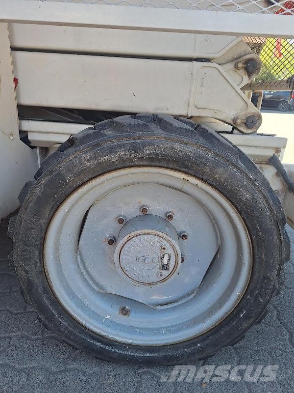 Genie GS-3390 RT Nožnicové zdvíhacie plošiny